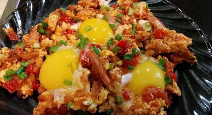 Яичница с копченой грудинкой помидорами