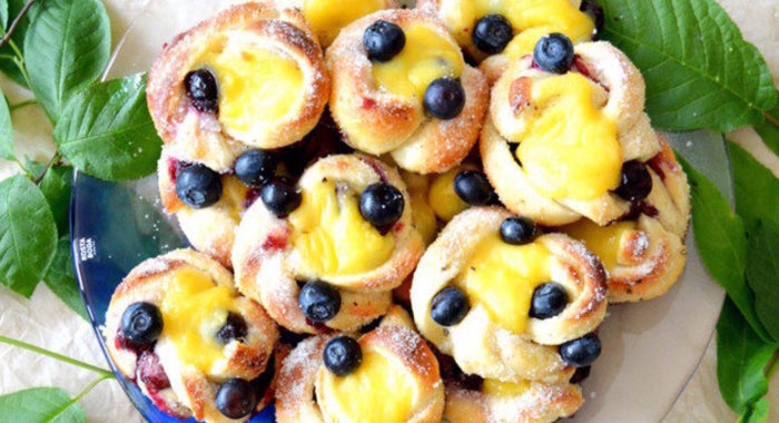 Бриошь с ванильным кремом и голубикой