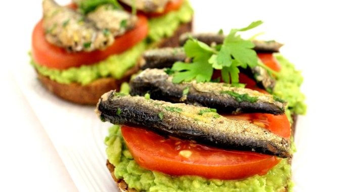 Бутерброды со шпротами и авокадо