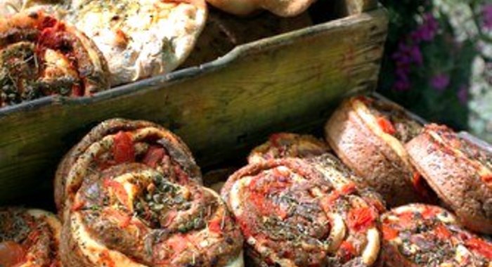 Хлеб с чесноком, базиликом и помидорами