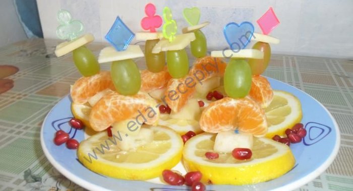 Фруктовые канапе с сыром и фруктами