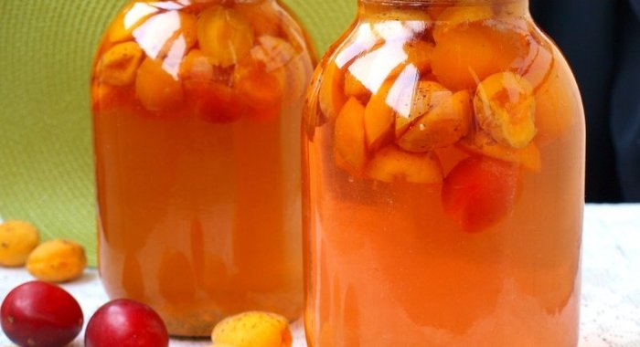 Компот из слив и абрикос