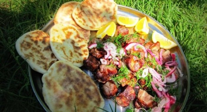 Шашлык с белым и красным соусом и домашними лепёшками