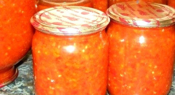 Аджика из помидоров, яблок и перца