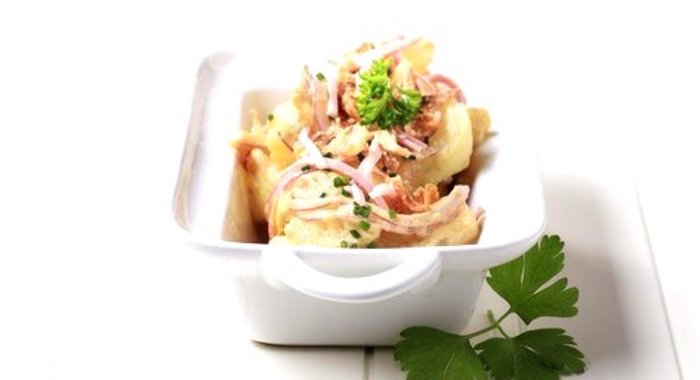 Картофельный салат с яблоками и беконом