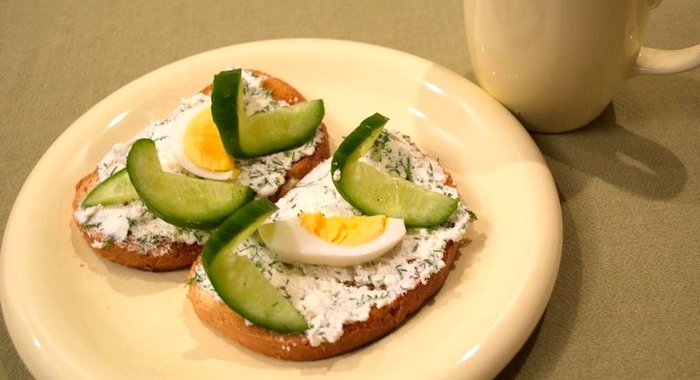 Румяные тосты с творожной начинкой и яйцом