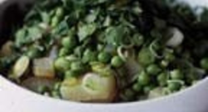 Картофельный салат с горошком и кинзой