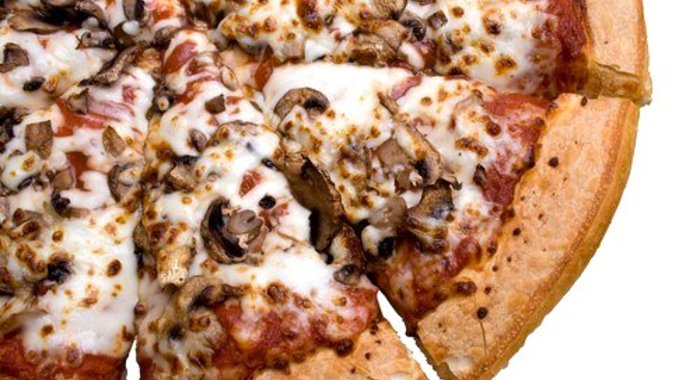 Пицца со свежими грибами под соусом