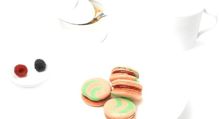 Пирожное макарон с малиной и анисом