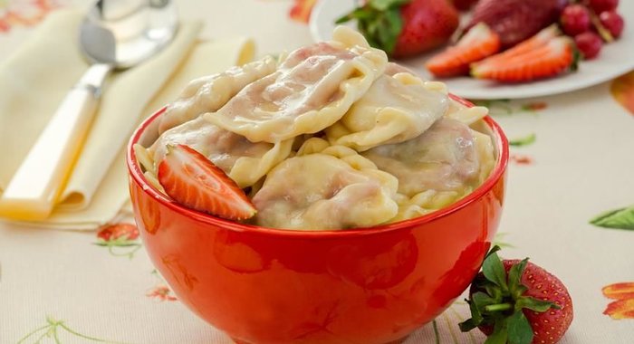 Вареники с клубникой на пару