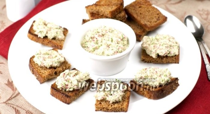 Тосты с редисом и сметаной