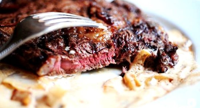 Стейк в сырном соусе