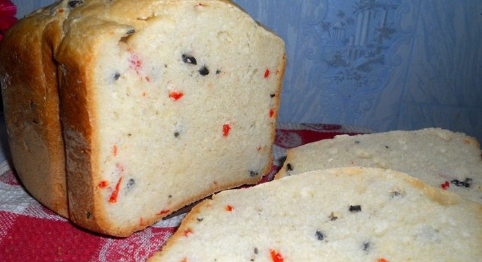 Хлеб с маслинами и красным перцем