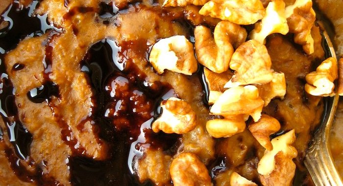 Овсяная каша с патокой, имбирем и грецким орехом