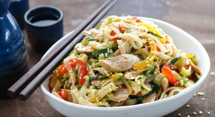 Рисовая лапша с овощами и сосисками