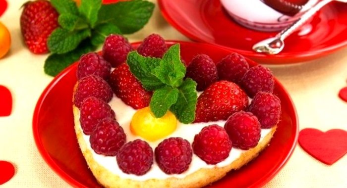 Цитрусовые пирожные «Валентинки» с фруктами