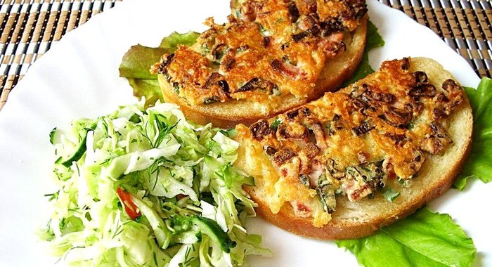 Горячие бутерброды с колбасой и луком