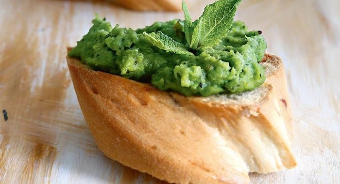 Тосты с пастой из зеленого горошка