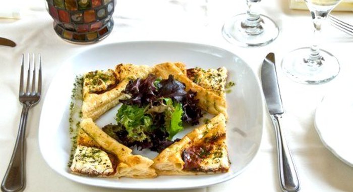 Пицца с рукколой, козьим сыром и грецкими орехами