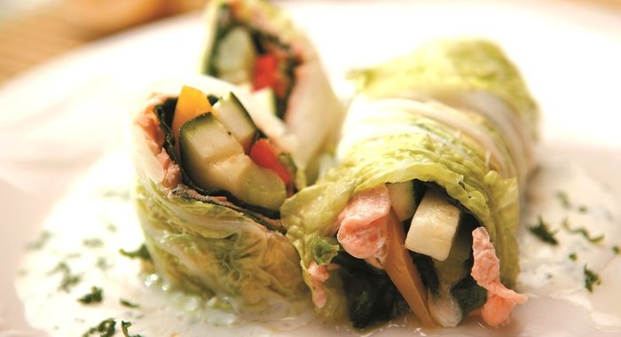 Паровые рулеты из семги с овощами и зеленью с соусом из натурального йогурта