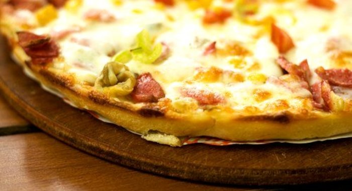 Пицца со шпиком, брюссельской капустой и миндалем