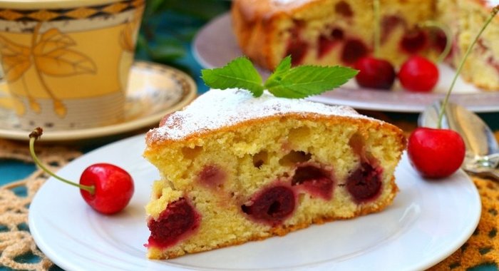 Пирог с вишней и клубникой