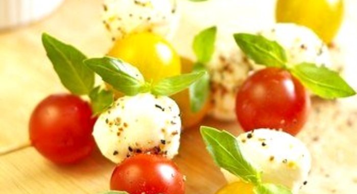 Канапе с разноцветными черри, шариками моцареллы и базиликом