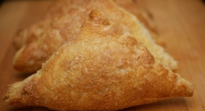 Слоеные пирожки с яблоками из готового теста