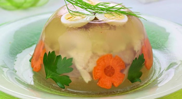 Заливное из курицы с пореем