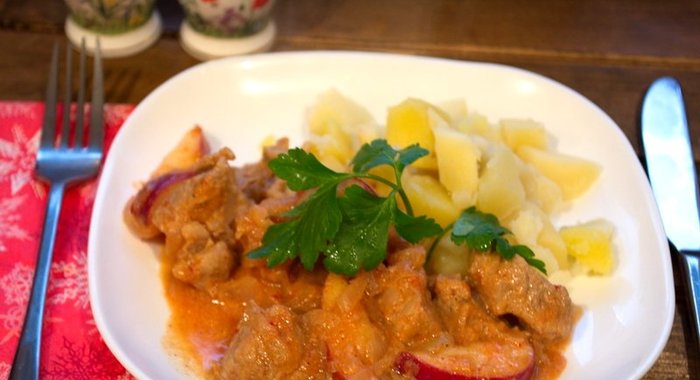 Гуляш с яблоком