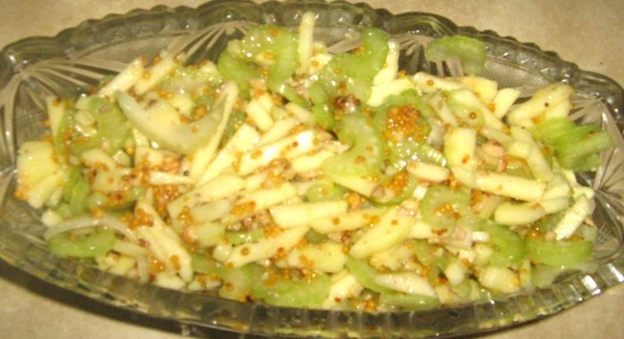 Салат из сельдерея и яблок с горчичным винегретом