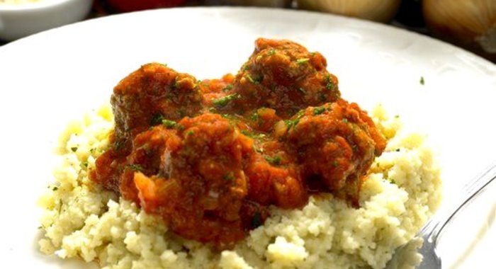 Кускус с рагу из баранины и томатным соусом с лепестками роз