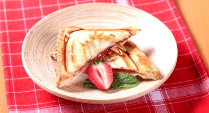 Сэндвичи с сырным кремом и свежей клубникой