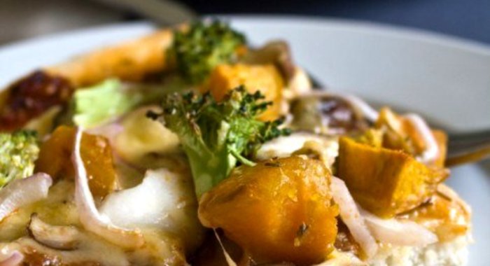 Пицца с тыквой, карамелизованным луком, горгонзолой и хрустящими жареными листьями шалфея