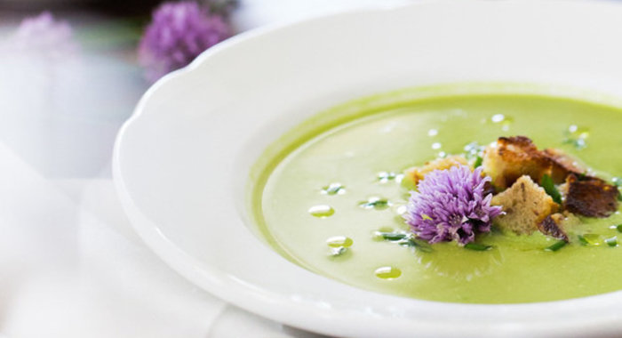 Гороховый суп с крутонами и зеленым луком