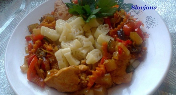 Макароны с рагу из овощей и куриной грудки