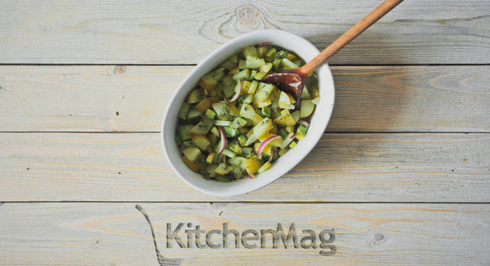 Картофельный салат с авокадо и красным луком