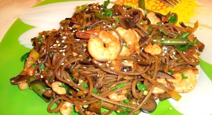 Гречневая лапша с овощами и креветками