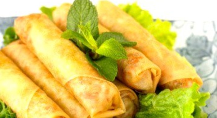 Спринг-роллы с крабами по‑вьетнамски с листьями мяты и сладким соусом чили