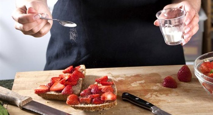 Бутерброды с клубникой