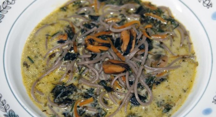 Сырный суп с гречневой лапшой и мидиями