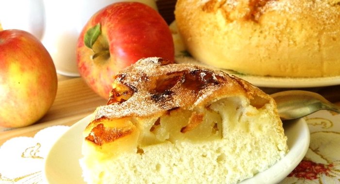 Шарлотка с яблоками в мультиварке