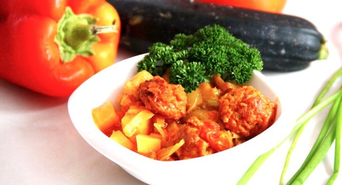 Овощное рагу с говяжьими тефтелями