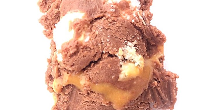 Шоколадное мороженое с маршмэллоу, миндалем и карамельной прослойкой