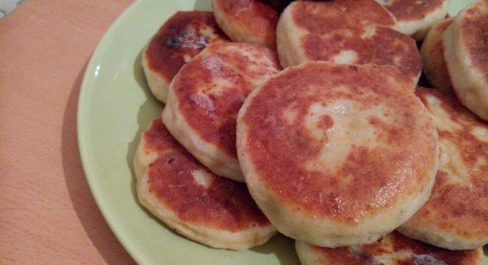 Творожно-манные лепешки с вишней и восточной ноткой