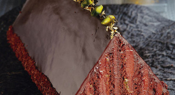 Шоколадный бисквит с кремом и фисташками