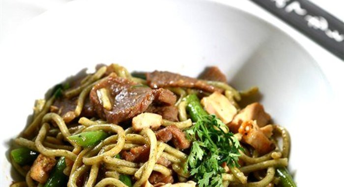 Жареные овощи с грибами, кунжутным маслом и соевым соусом