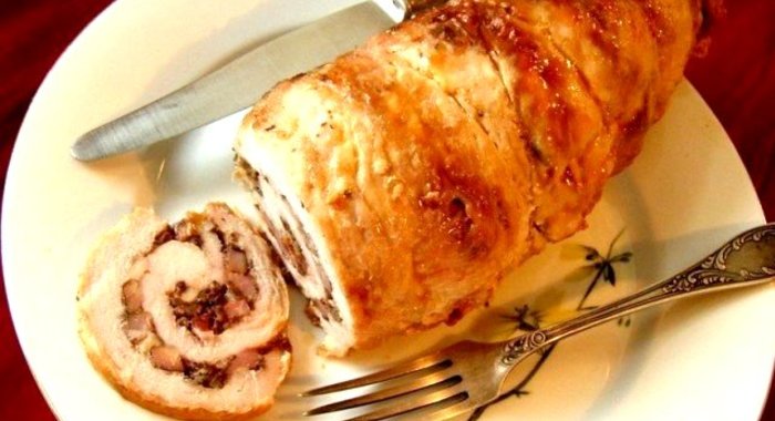 Рулет из индейки с яблоком