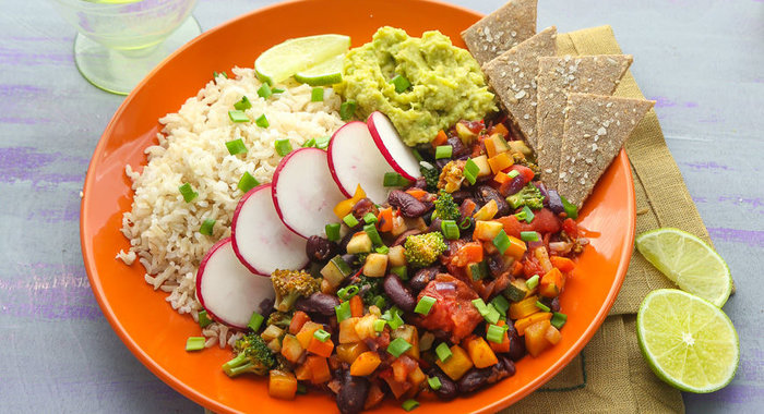 Овощное рагу с авокадо и гречневыми чипсами