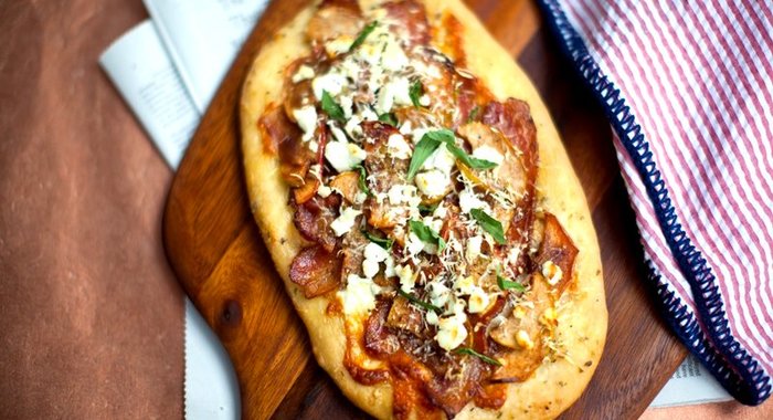 Пицца с яблоками и сыром